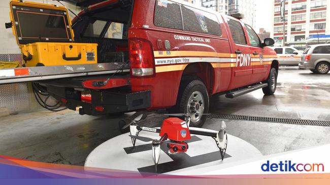 Aksi Keren Drone Jadi Tim Pemadam Kebakaran Aksi Keren Drone Jadi Tim Pemadam Kebakaran