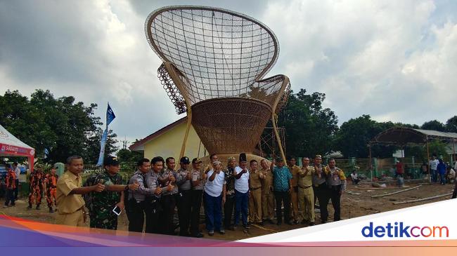 Ikon Pariwisata Baru Cirebon  Kursi  Rotan  Raksasa Setinggi  Ikon Pariwisata Baru Cirebon  Kursi  Rotan  Raksasa Setinggi