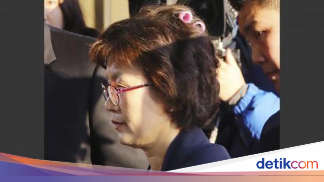 Lupa Copot Roll  Rambut  ke Persidangan Hakim Wanita Ini 