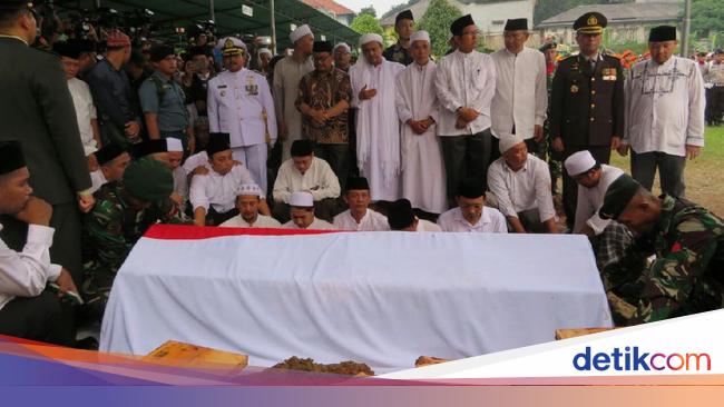 Penuh Haru Lagu Gugur Bunga Iringi Pemakaman Kh Hasyim Muzadi