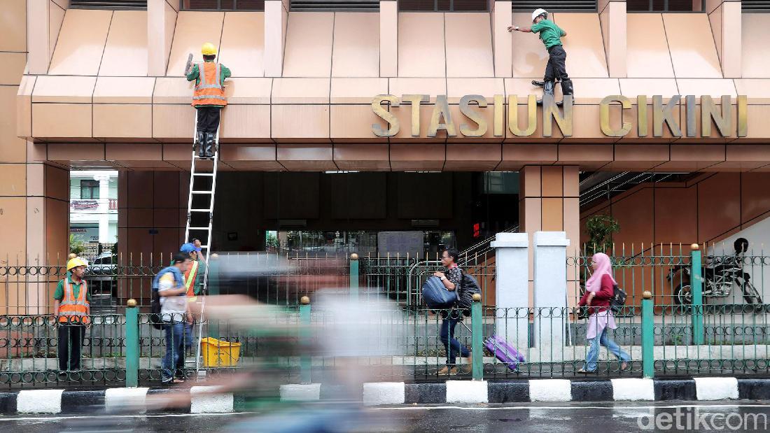 Stasiun Cikini Dibersihkan