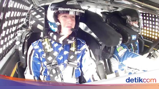  Mark  Zuckerberg  Tegang Duduk di Mobil  Nascar