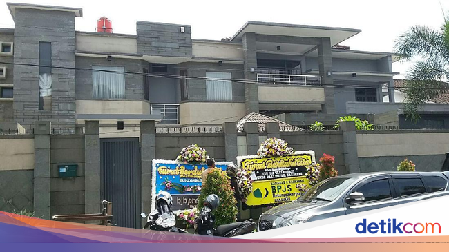 Ibunda Wafat, Bupati Karawang Mendadak Pulang dari Tanah Suci