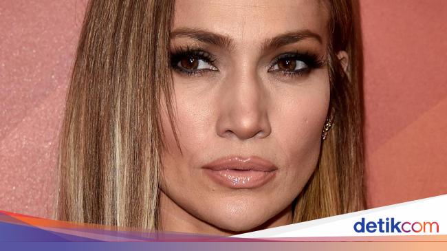 Foto Makin Muda Jennifer Lopez Potong  Rambut  Model Long  Bob 