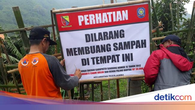 Tumpukan Sampah Di Saluran Irigasi Di Kabupaten Bandung Diangkut