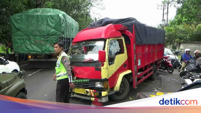 Adu Banteng Truk  dan Mobilio di Jalur Pantura Pasuruan 