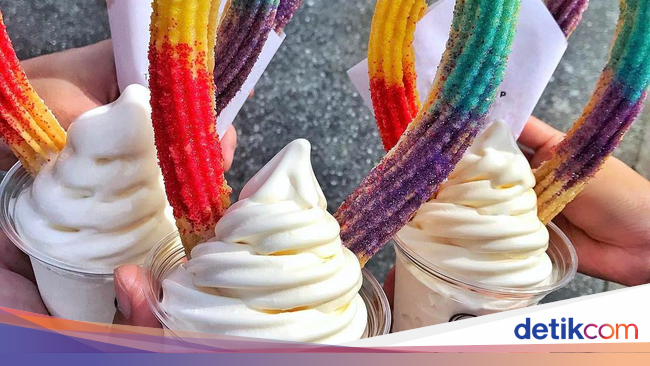 Wah Cantiknya Es  Krim  dengan Topping Churros Warna Pelangi  