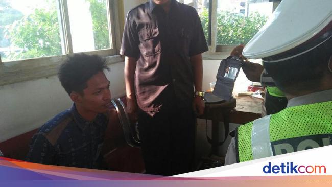 Pria Naik Motor Berkemeja dan Bercelana Dalam Dihentikan Pria Naik Motor Berkemeja dan Bercelana Dalam Dihentikan