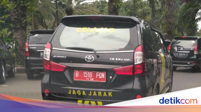  Mobil  Pelat Merah  yang  Ada Tulisan Belajar Milik STTD Bekasi