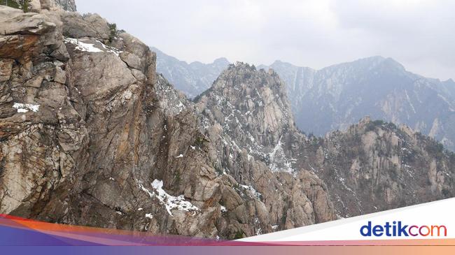 Seperti Ini Indahnya Puncak Gunung Bersalju di Korea - Foto 4