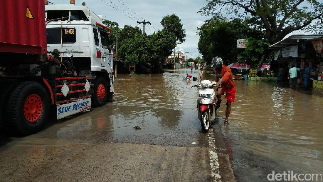 Jalan Raya Anyer-Cilegon Banjir, Lalin Macet 10 Kilometer