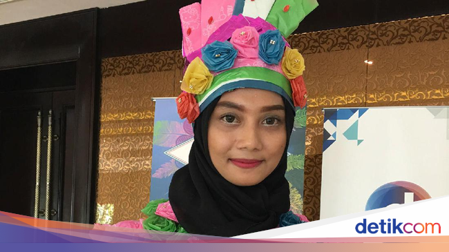 Unik Calon Perawat Ini Pakai Gaun dari Plastik Bekas di  Unik Calon Perawat Ini Pakai Gaun dari Plastik Bekas di