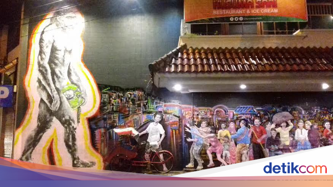 Ada Jokowi Narik Becak dalam Street Art di Solo