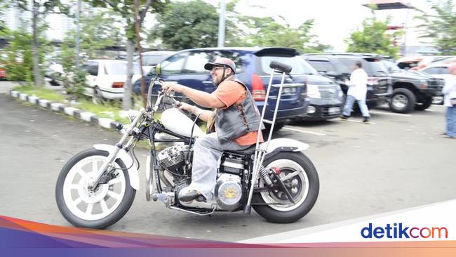 Difabel Tak Surutkan Semangat Pria Ini untuk Naik Motor Besar Difabel Tak Surutkan Semangat Pria Ini untuk Naik Motor Besar