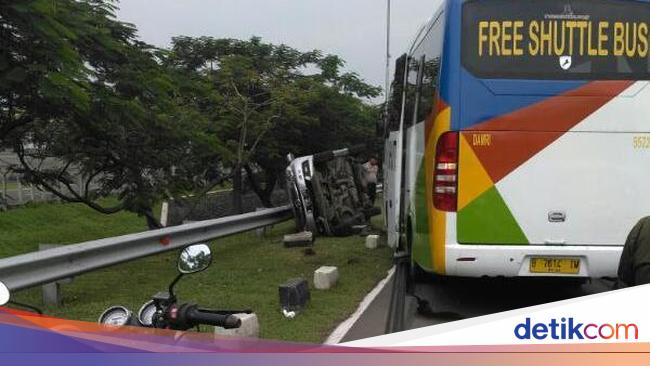  Kecelakaan di Bandara Soekarno Hatta Satu Mobil Terbalik