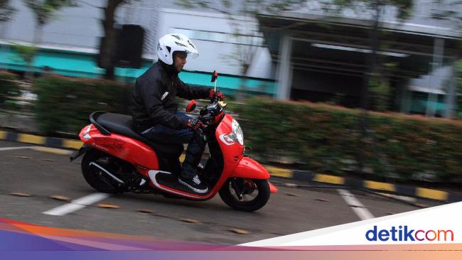 Merasakan Skuter Scoopy Anyar dengan Pelek 12 Inci