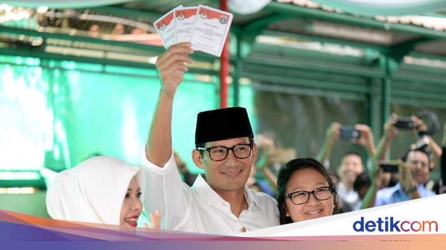 Istri Sandiaga Uno Cantik Berhijab Putih Saat Nyoblos di 