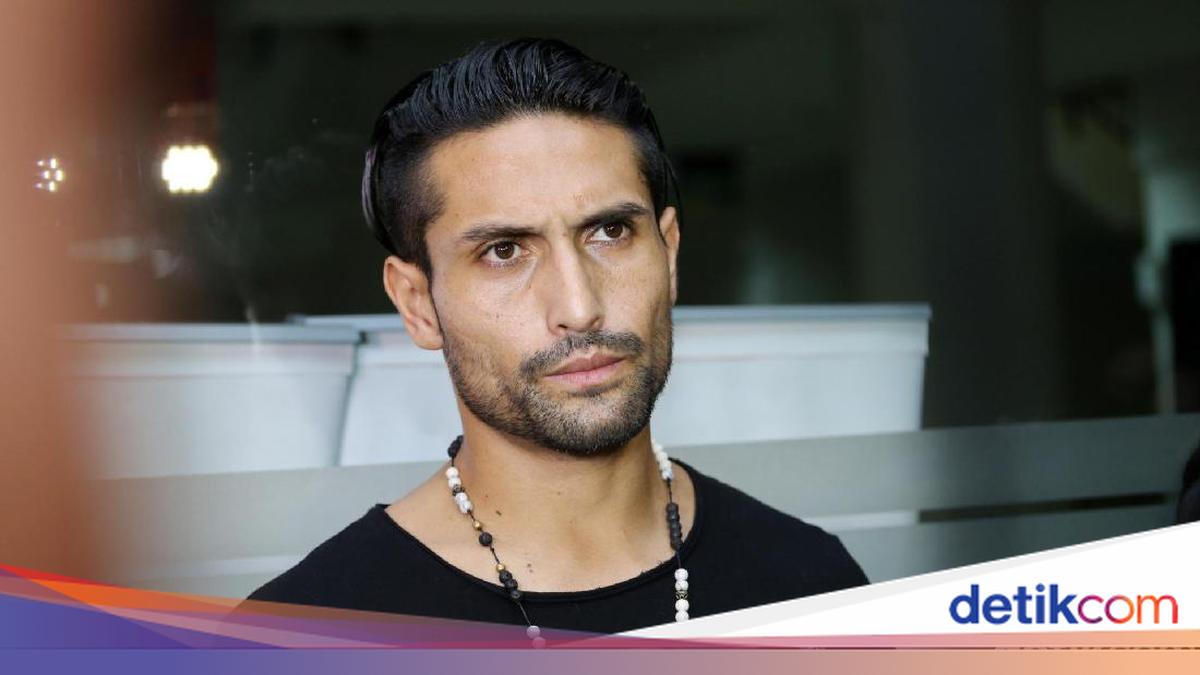 Tasbih di Genggaman Julia Perez dan Salib di Dada Gaston - detikHOT
