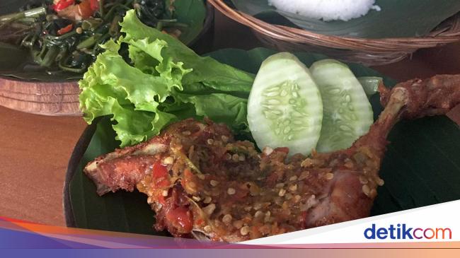 Ayam Penyet Everest: Huahh! Pedas Menyengat Ayam Penyet 