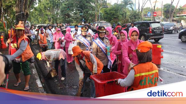 Polwan dan Bhayangkari  Bagi Bunga  dan Bingkisan di Hari 