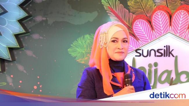  Gaya  Hijab Istri Deddy Mizwar yang  Menarik  Atensi di 