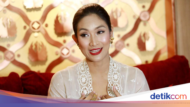 Happy Salma Ketinggalan Berita Soal Alexis Happy Salma Ketinggalan Berita Soal Alexis