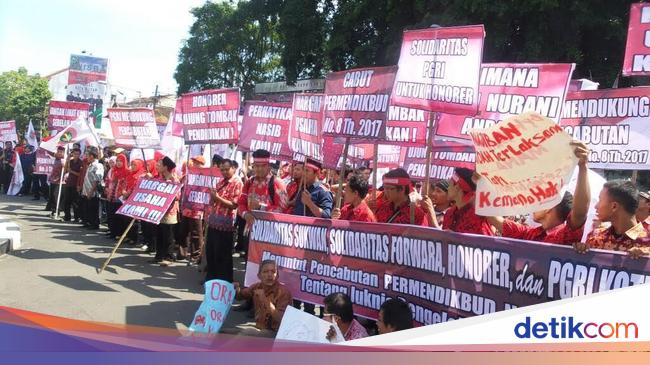 Ratusan Guru Honorer Di Blitar Tuntut Gaji Empat Bulan Dibayarkan