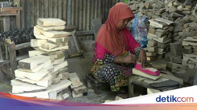 Tergerus Zaman Pengrajin Klompen Andalkan Pesanan dari 