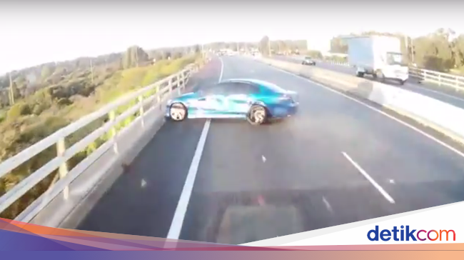 Selap Selip Di  Jalan Mobil  Ini Melintir Bak Adegan Fast   Selap Selip Di  Jalan Mobil  Ini Melintir Bak Adegan Fast