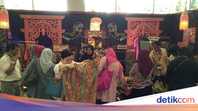 Batik Warna Alam Trenggalek Laris Manis di Pameran Batik Warna Alam Trenggalek Laris Manis di Pameran