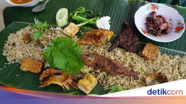 Warung Teteh Nikmatnya Rame Rame Menyantap Nasi Liwet Khas Sunda Beralas Daun