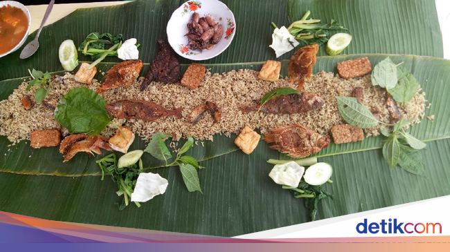 Menyantap Liwet dengan Cumi dan Ikan Nila Goreng di Warung Menyantap Liwet dengan Cumi dan Ikan Nila Goreng di Warung