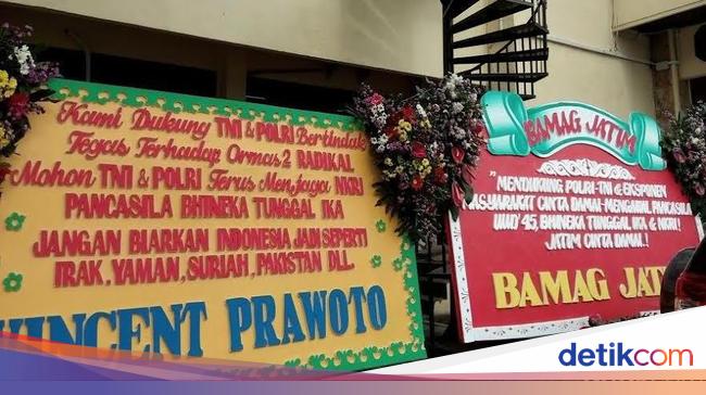 Karangan  Bunga  Dukungan untuk TNI Polri  Hiasi Mapolda Jatim  Karangan  Bunga  Dukungan untuk TNI Polri  Hiasi Mapolda Jatim