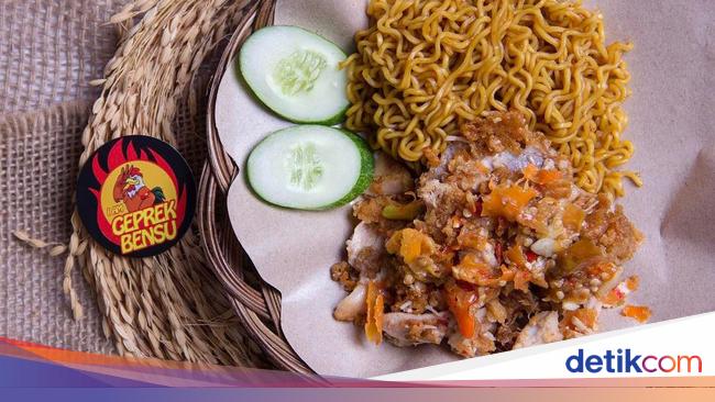 Ayam Goreng Digeprek dan Berselimut Sambal Rawit yang 