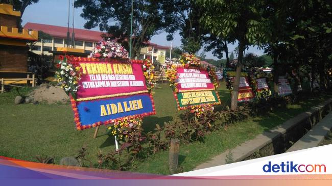 Demam Karangan Bunga Menjalar ke Mapolda Jabar Demam Karangan Bunga Menjalar ke Mapolda Jabar