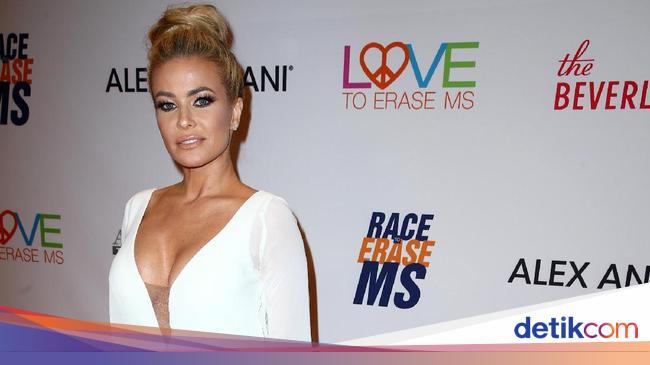 Aktris yang Dijuluki Simbol Seks Ini Gabung OnlyFans di Usia 50
