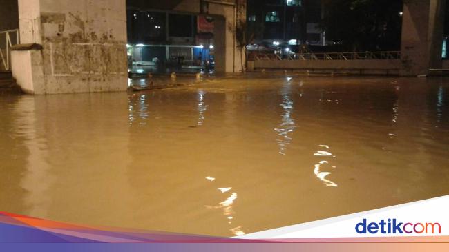 Banjir Di Bawah Flyover Cibodas Lalu Lintas Dialihkan