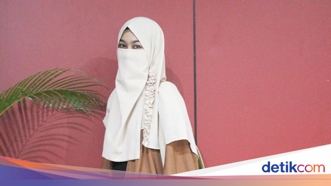 Foto: Gaya Stylish Wardah Maulina, Hijabers Bercadar ...