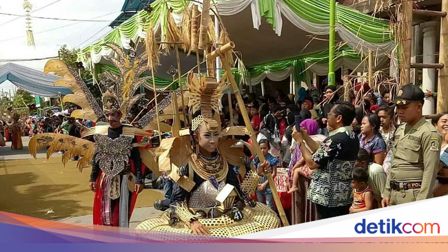 Unik Pakaian dari Bambu Jadi Ajang Fashion Show di Banyuwangi Unik Pakaian dari Bambu Jadi Ajang Fashion Show di Banyuwangi