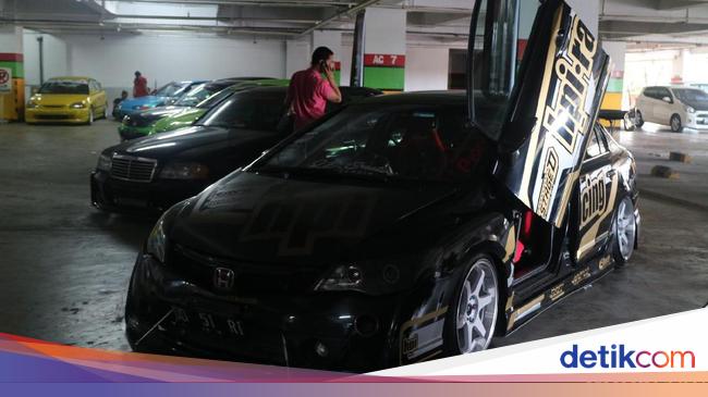 Puluhan Mobil Modifikasi Ramaikan Makassar 