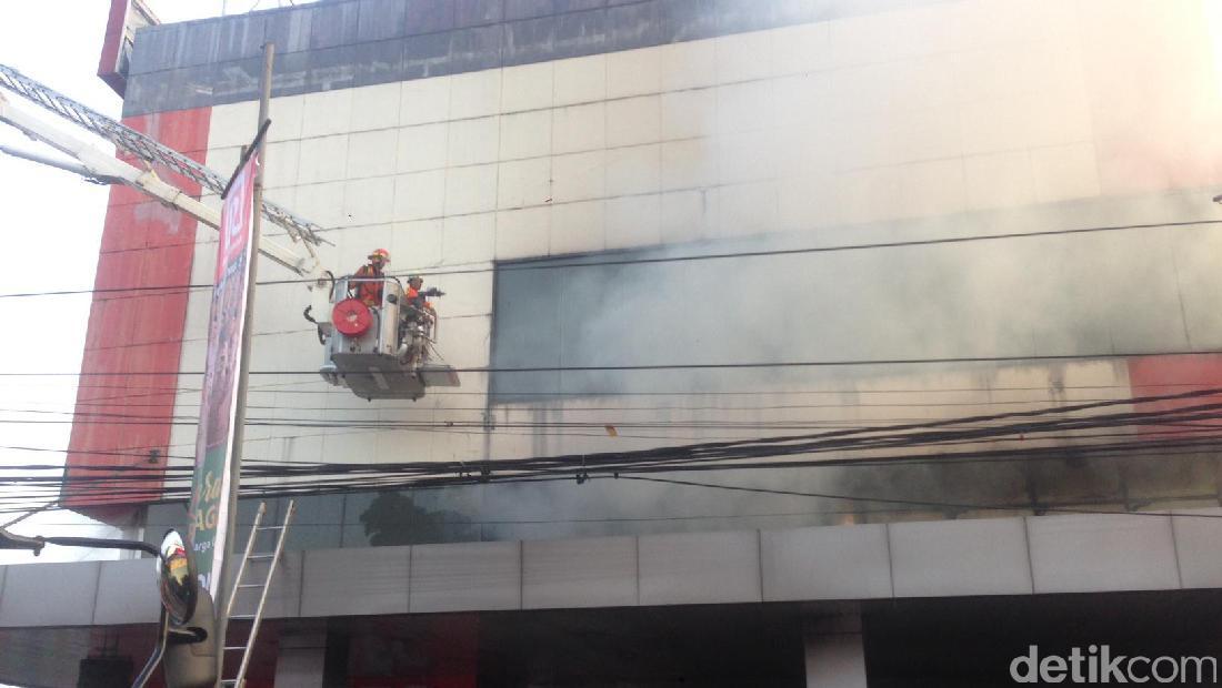 Kebakaran Di Ramayana Pasar Minggu Diduga Karena Korsleting Listrik