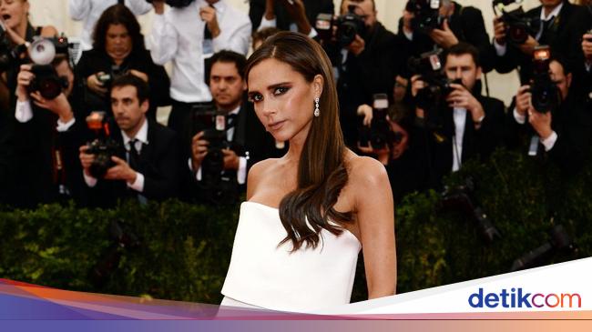 Kekurusan Lengan Victoria Beckham Disebut Seperti Chicken Wing