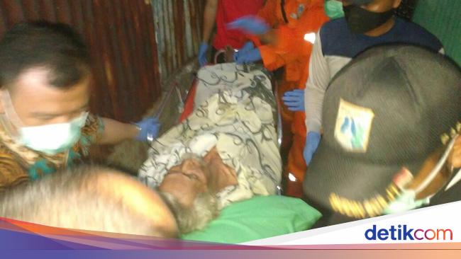 Tinggal Sebatang Kara Kakek Ini Dievakuasi Karena Sakit Stroke