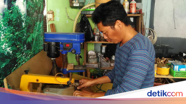 Bendot Waluyo Pembuat Frame Kacamata  dari  Kayu  di Bantul