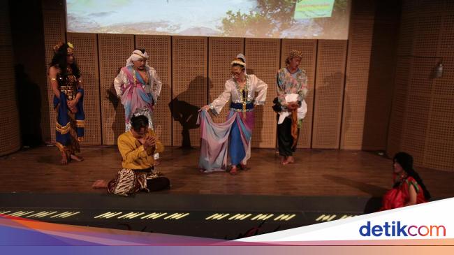 Maria Selena Belajar Logat Sunda di Panggung Sandiwara Maria Selena Belajar Logat Sunda di Panggung Sandiwara