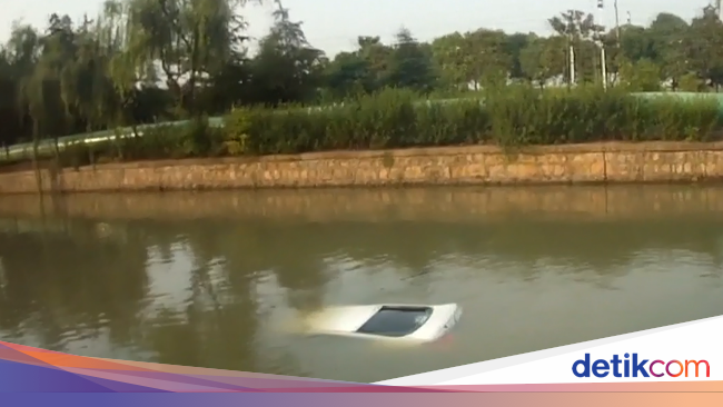 Mobil Masuk Sungai Bogowonto Purworejo 2 Tewas dan 3 Selamat Mobil Masuk Sungai Bogowonto Purworejo 2 Tewas dan 3 Selamat