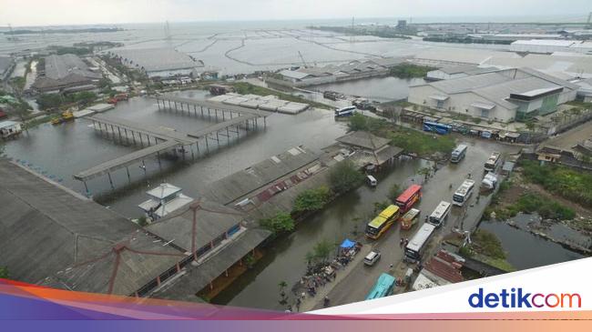 Banjir Rob Genangi Terminal Terboyo Semarang