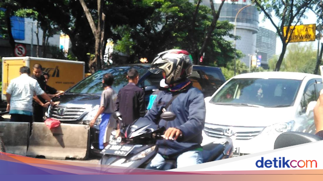  Mobil  Tabrak  Separator Busway di Dekat Gandaria City 