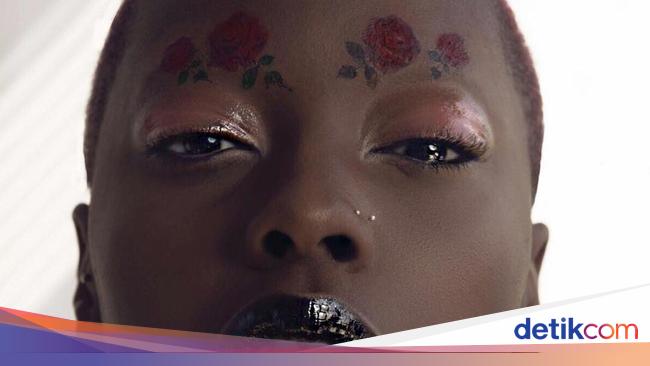 Terapkan Tato  Temporer  ke Mata dan Bibir Jadi Tren Makeup 