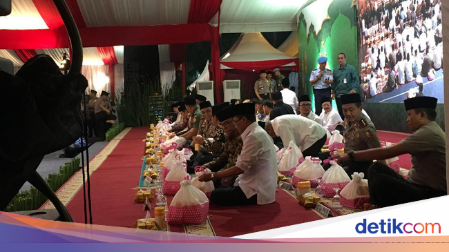 Buka Puasa di PTIK, Jokowi-JK dan Kapolri Santap Nasi Kotak